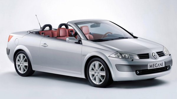 Друга класика сред кабриолетите от началото на 2000-те е Renault M&eacute;gane Coup&eacute;-Cabriolet . За разлика от Peugeot 206 CC - той е част C сегмента. Тоест, по-голям автомобил и следователно по-просторен отвътре и с по-използваем багажник (490 литра).

Има и много бройки за продажба , защото се продава много добре преди да бъде спрян през 2006 г. Също така е лесно да го намерите за по-малко от 4000 евро. Препоръчва се бензинов двигател 2.0 със 135 к.с., а не бензиновият 1.6 със 115 к.с.

С много голям късмет може да влезе в бюджета и при двигател 165 HP 2.0 турбо бензин , който се движи по-добре и е по-надежден Но обикновено парите няма да ви стигнат за него. Произвежда се и с мотор 1.9 dCi дизел, но само последните бройки отговарят на еко нормите.
